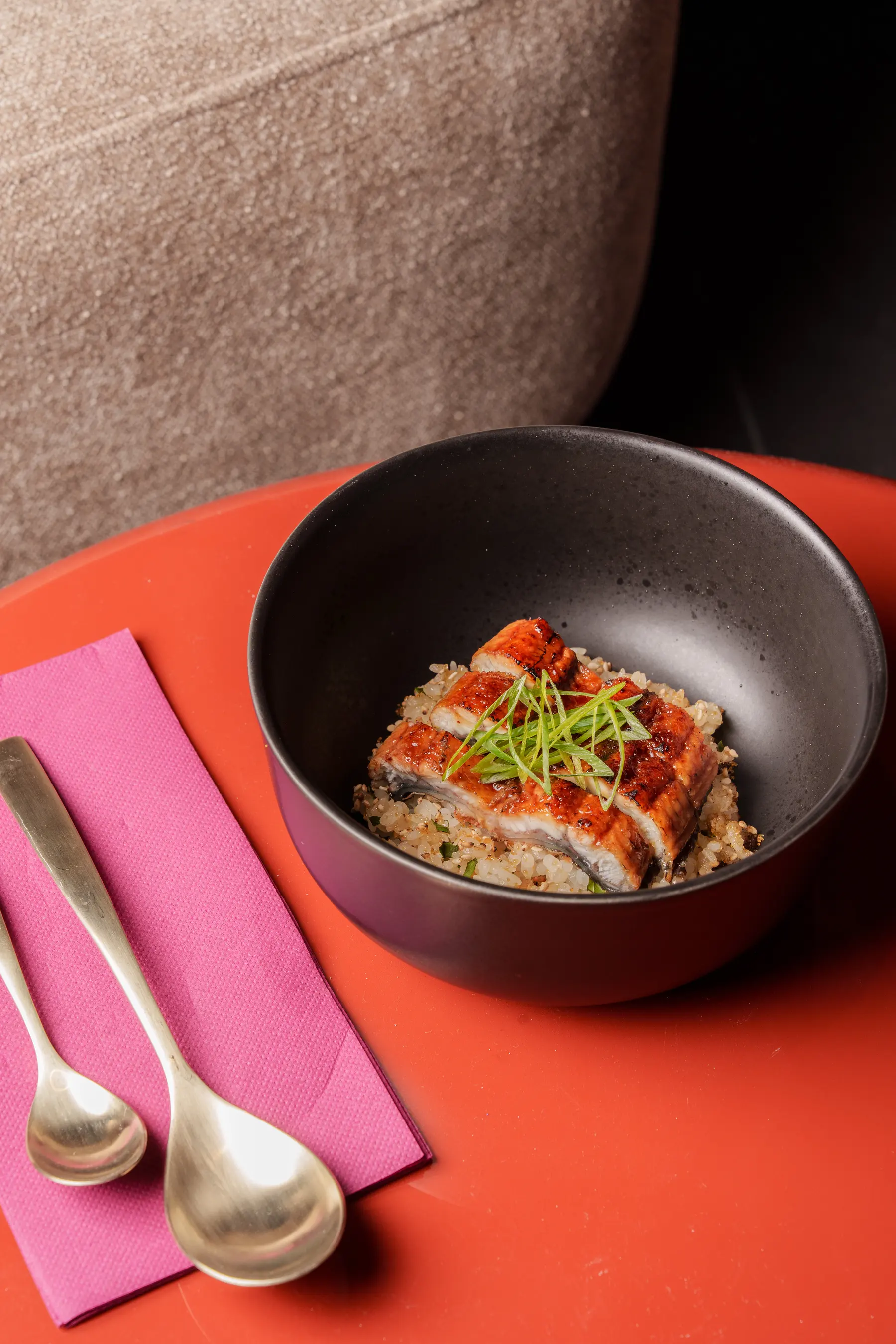 Donburi de anguila de Santoku