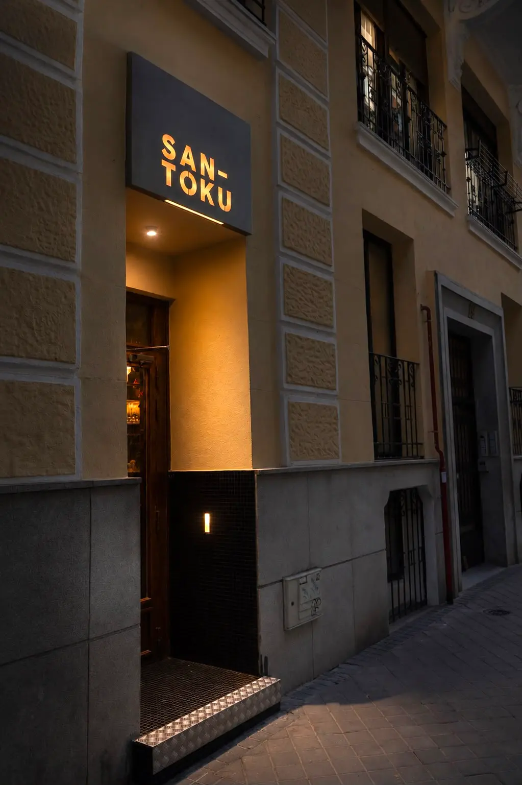 La entrada de Santoku Barrio en Lope de Rueda 19, con el rótulo SAN-TOKU sobre la puerta