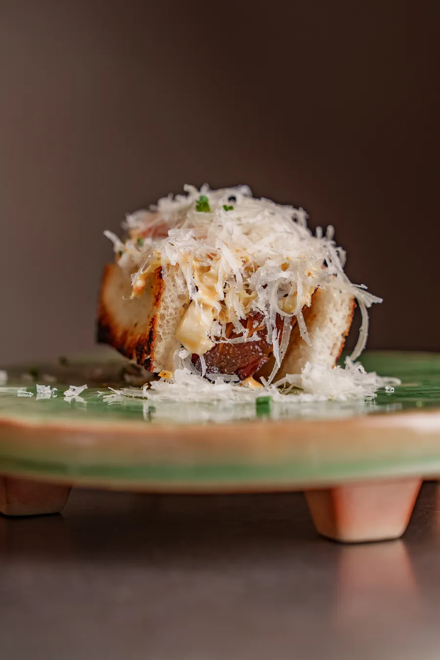 Katsukini de Santoku Barrio servido en plato verde