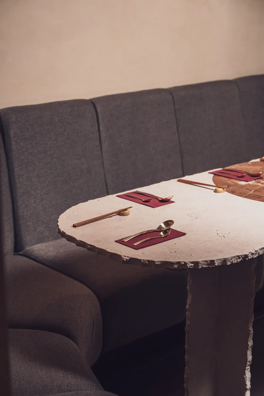 Mesa puesta en el espacio privado de Santoku Barrio, junto al banco corrido