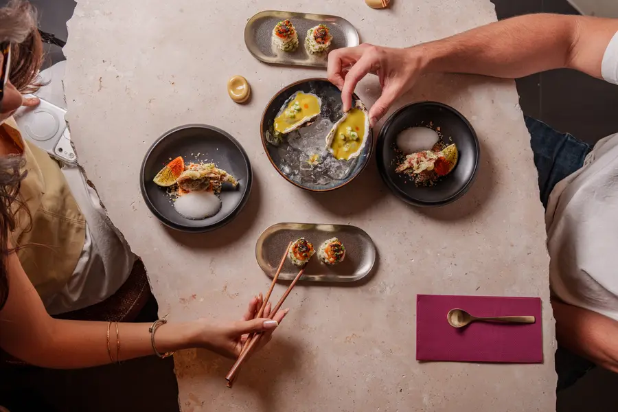 Comensales compartiendo los platos de Santoku